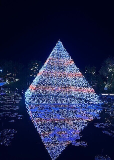 白く光る光のピラミッド